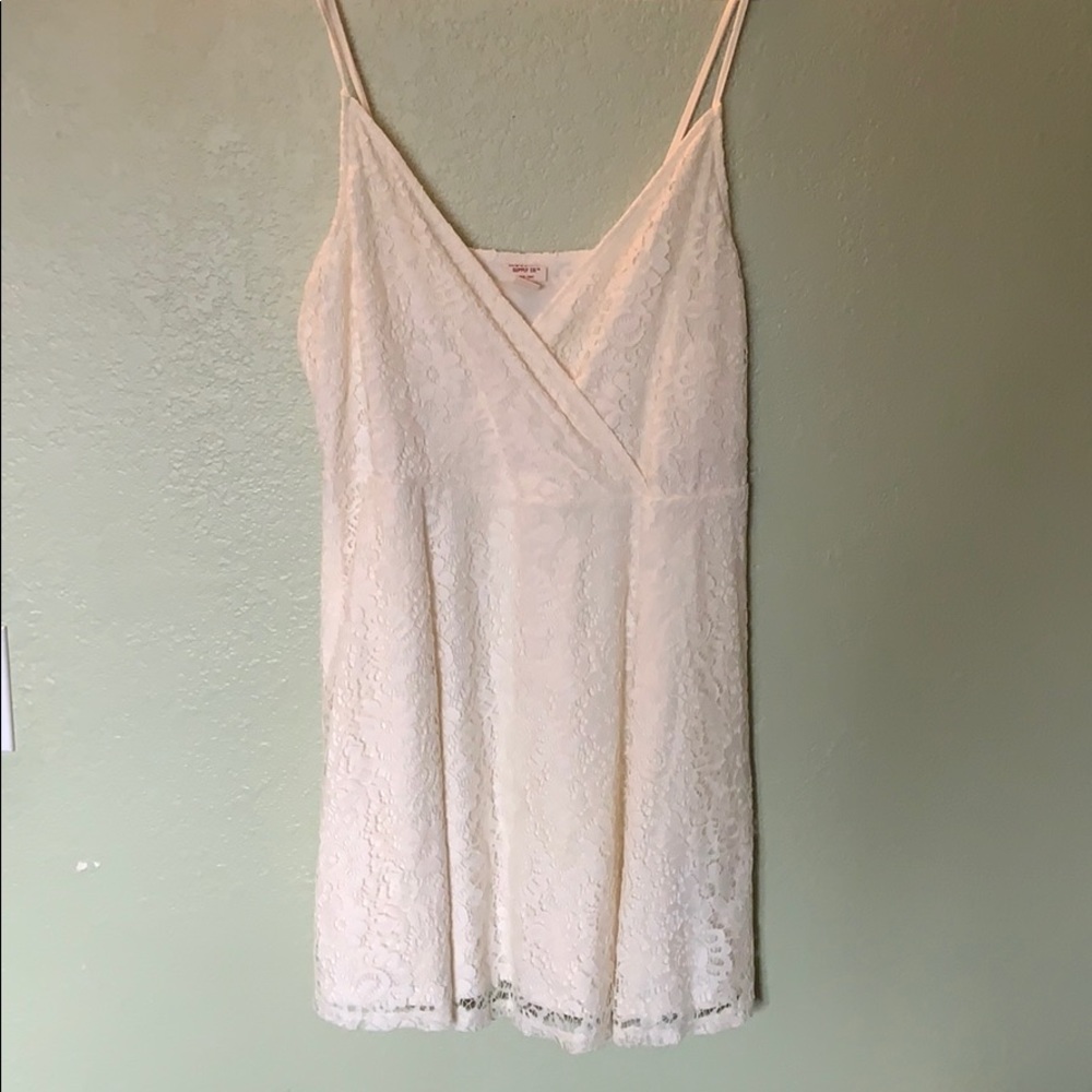 Super cute lace white dress! 🌻